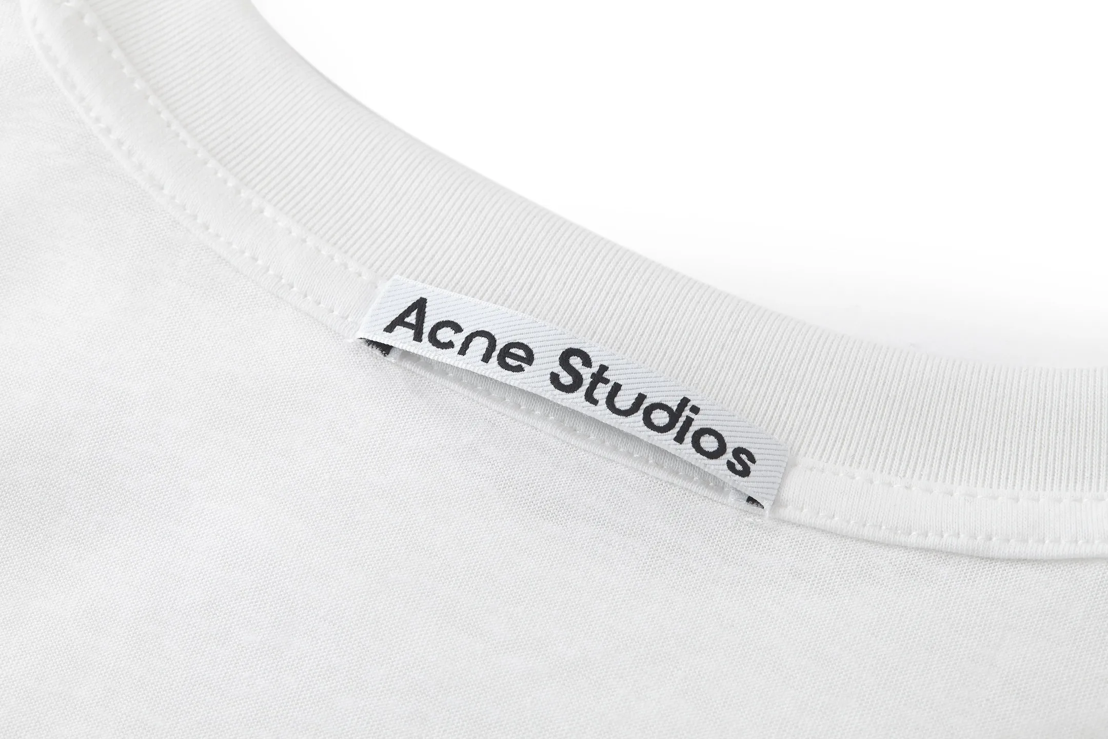 ACNE STUDIOS ： 60 。 ： 1*1 。 ： 。 ： 。 T ， 。 Acne Studios ， 。 ， ， 。 ： 1：1 ： 1：1 Size：S-M-L-XL ： - ：86447